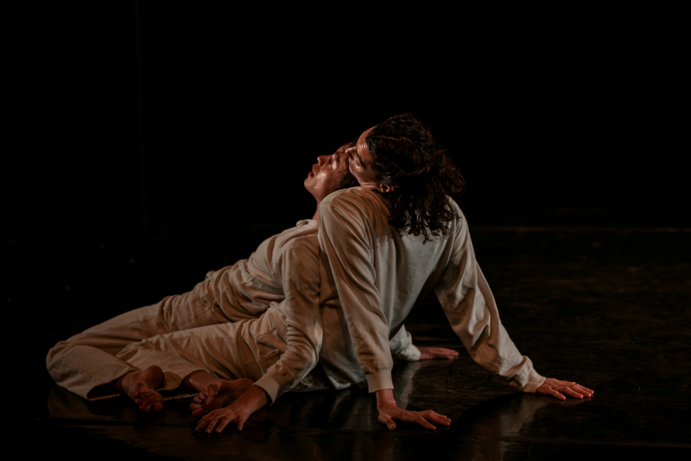 Allison Faye et Juliette Bolzer dans la pièce Bernard avec une création lumière de Jérôme Baudouin, créateur lumière en danse, théâtre et spectacle vivant.